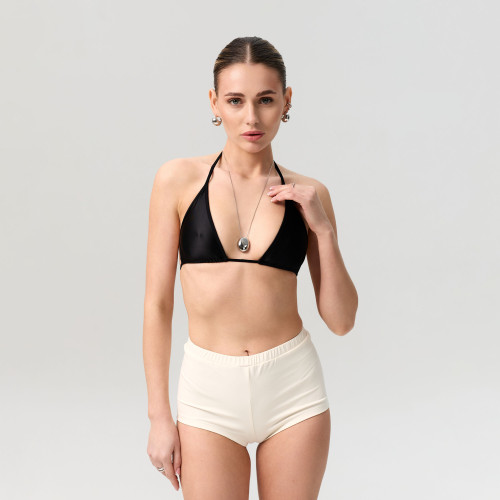 Černý trojúhelníkový top